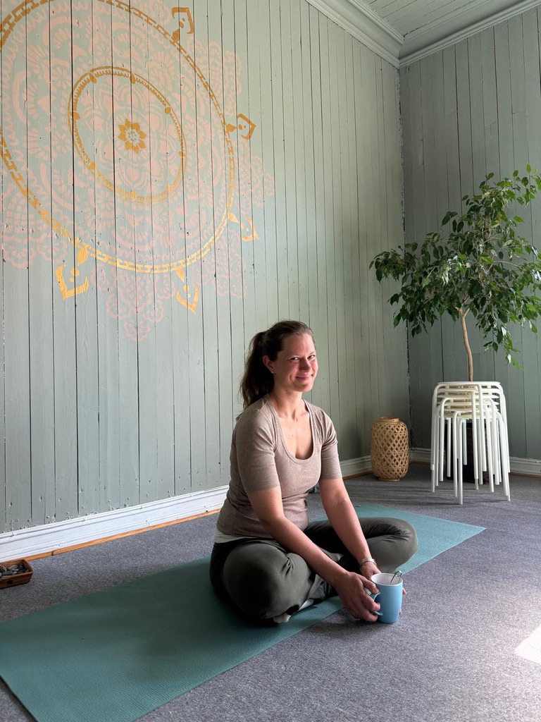 Praksisrom med sage-grønn vegg og mandala